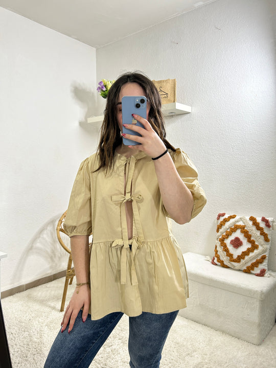 Blouse beige à noeuds tendance