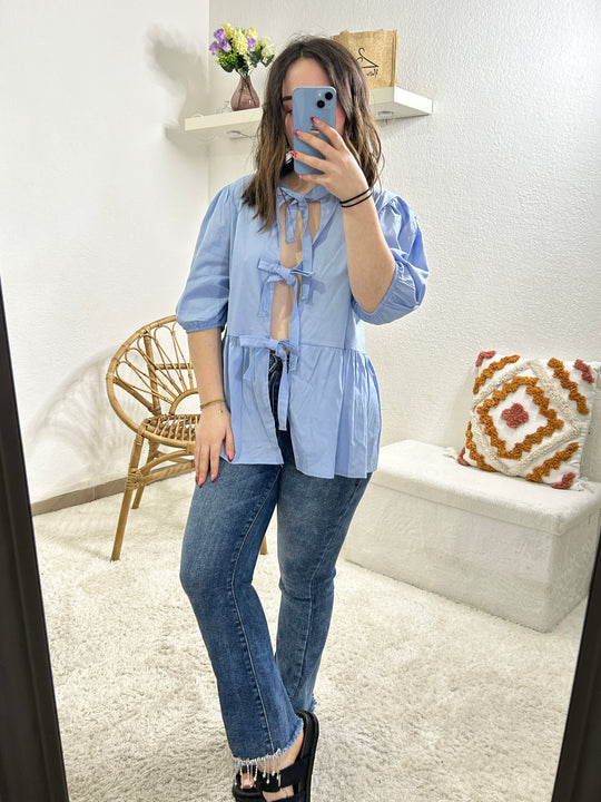 Blouse bleue à noeuds tendance