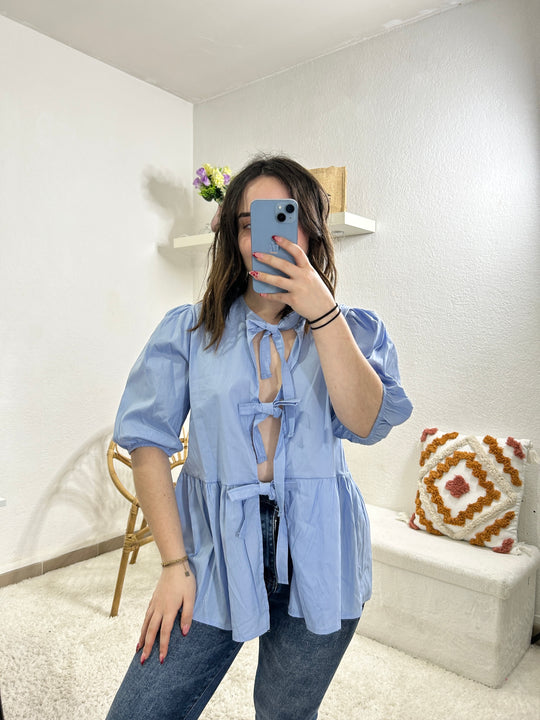 Blouse bleue à noeuds tendance