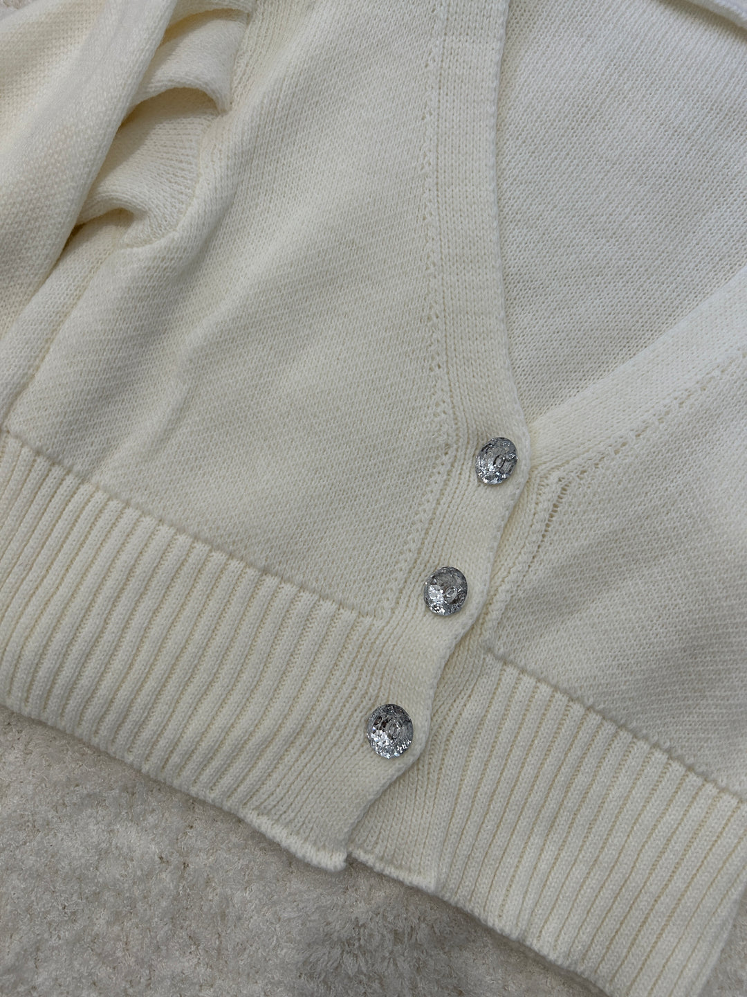 Gilet pull blanc avec boutons style diamant
