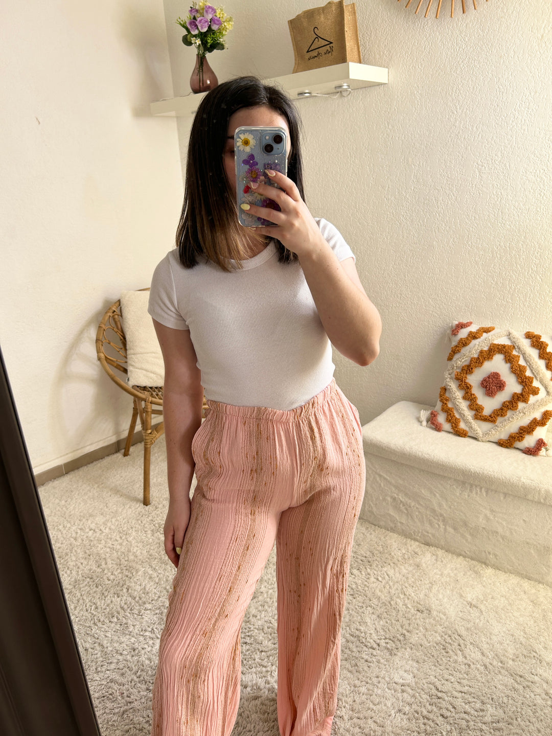 Pantalon rose avec rayures dorées brillantes