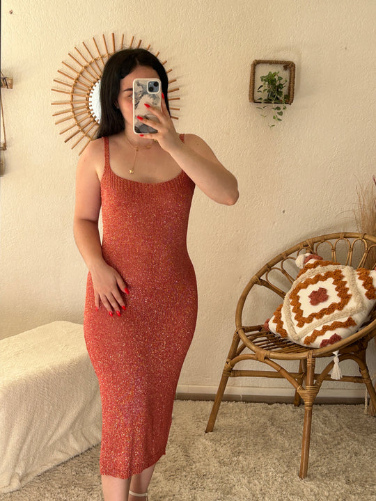 Robe terracotta en maille dorée croisée dans le dos