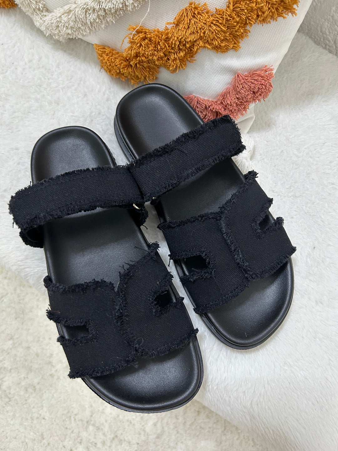 Sandales dupes grande marque noires en jean effiloché