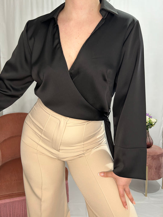 Blouse en satin noire col V Bratislava