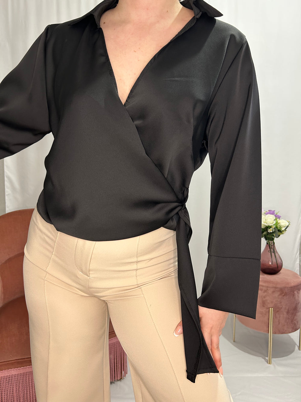 Blouse en satin noire col V Bratislava