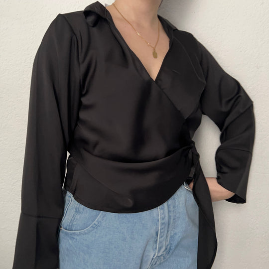 Blouse en satin noire col V en polyester